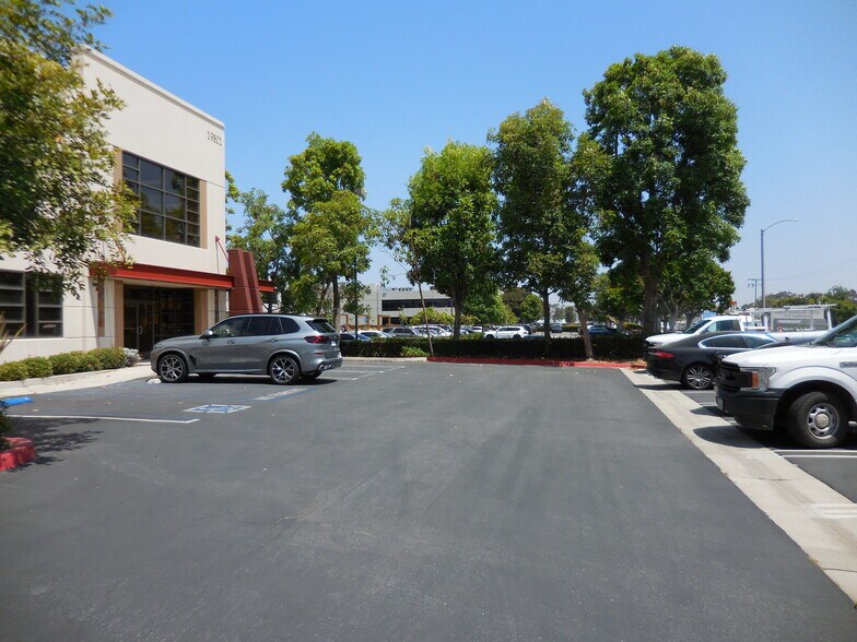 19801 Hamilton Ave, Torrance, CA à louer - Photo de l’immeuble – Image 3 sur 27