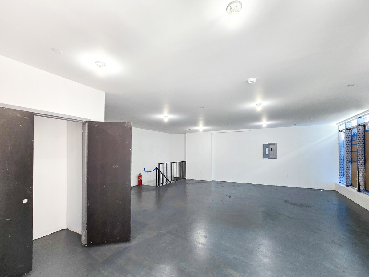 717 Grand St, Brooklyn, NY 11211 - Lot Retail - - Photo intérieure - Image 2 of 4