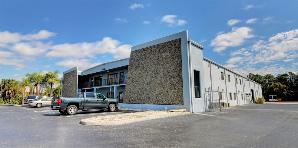 12065 Metro Pky, Fort Myers, FL à louer - Photo de l’immeuble – Image 3 sur 7