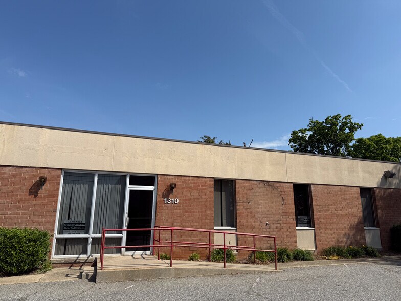 1310 Beaman Pl, Greensboro, NC à louer - Photo de l’immeuble – Image 3 sur 24