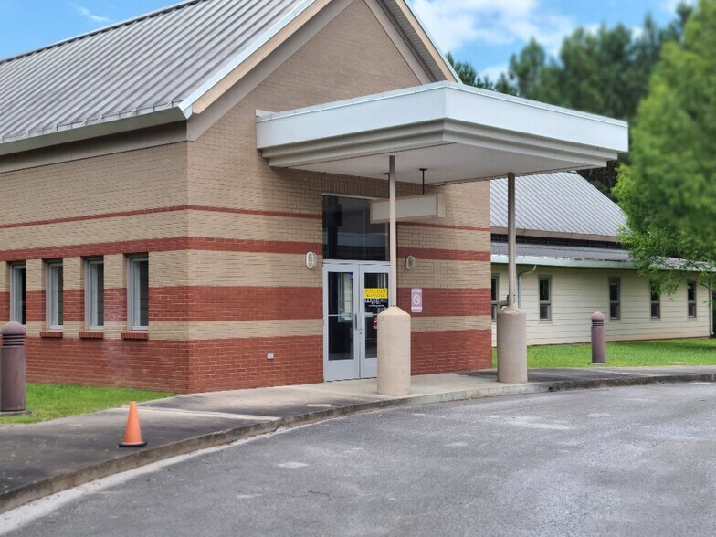 611 E Villanow St, LaFayette, GA à louer - Photo de l’immeuble – Image 1 sur 2