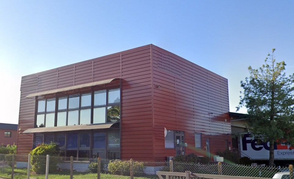 9 Rue Pierre Et Marie Curie, Ingré à louer - Photo de l’immeuble – Image 2 sur 5