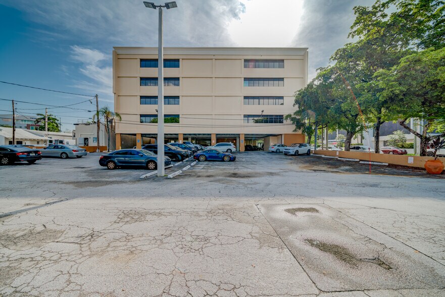 814 Ponce de Leon Blvd, Coral Gables, FL à louer - Photo de l’immeuble – Image 2 sur 2