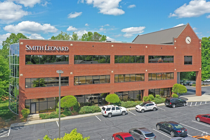 4035 Premier Dr, High Point, NC à louer - Photo de l’immeuble – Image 2 sur 15