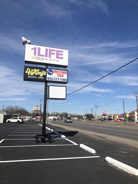 1605-1611 N Main St, Cleburne, TX à louer - Photo de l’immeuble – Image 2 sur 14