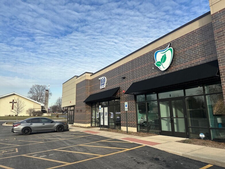231 N Bolingbrook Dr, Bolingbrook, IL à louer - Photo de l’immeuble – Image 1 sur 5