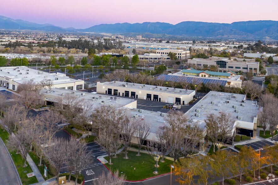 720 E Carnegie Dr, San Bernardino, CA à louer - Photo de l’immeuble – Image 1 sur 40