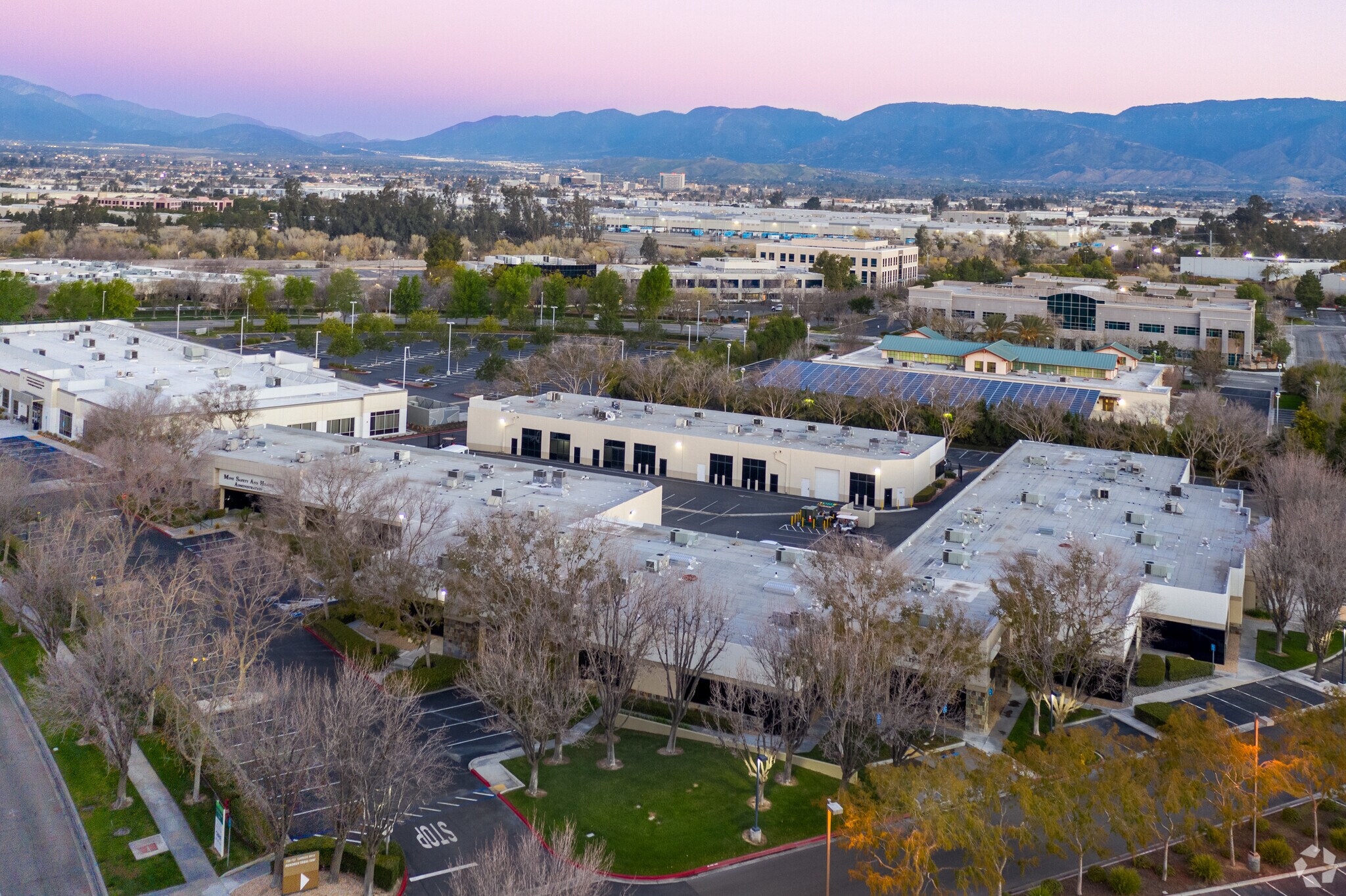 720 E Carnegie Dr, San Bernardino, CA à louer Photo de l’immeuble– Image 1 sur 41