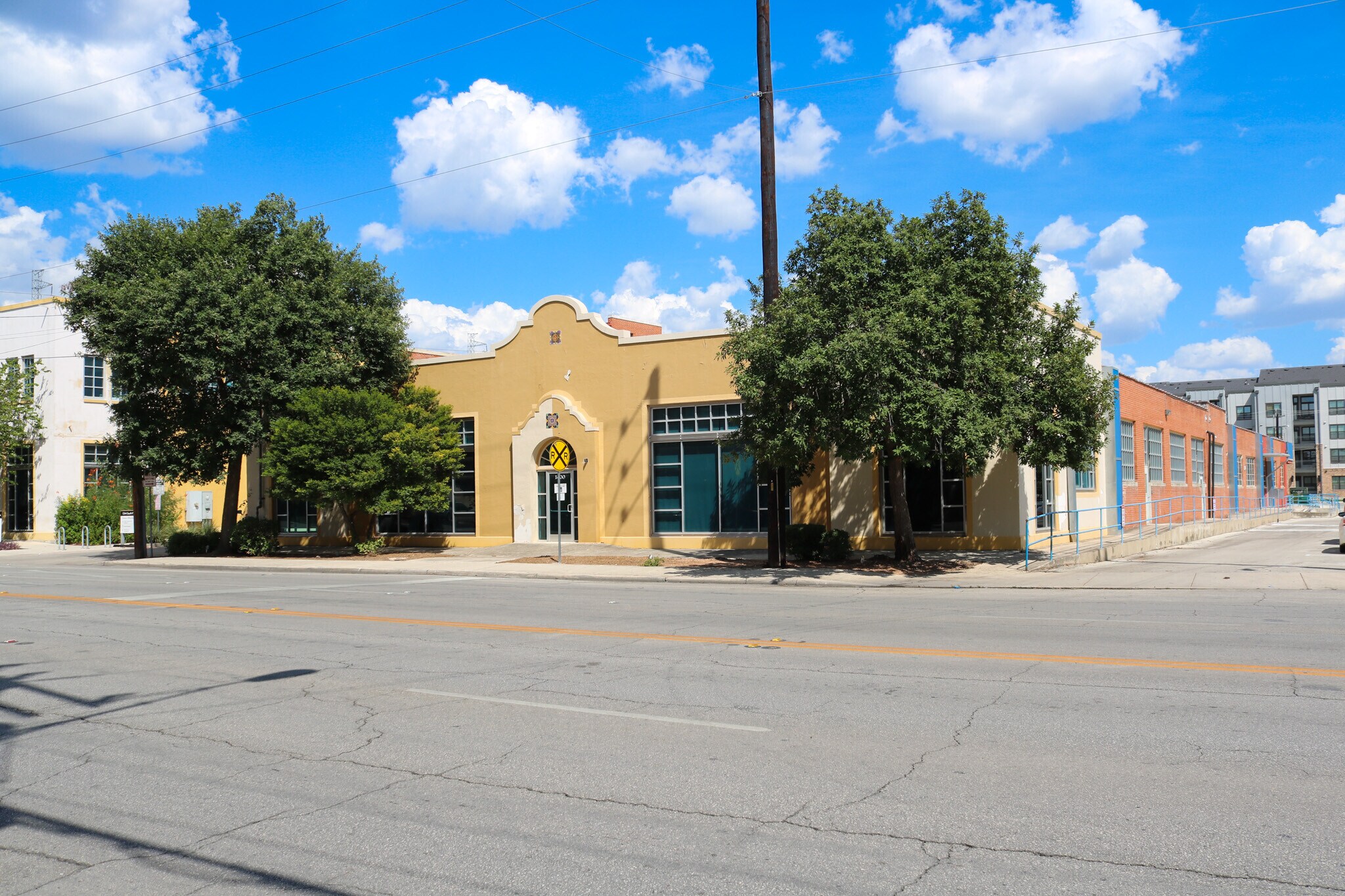 1400 S Flores St, San Antonio, TX à louer Photo de l’immeuble– Image 1 sur 10