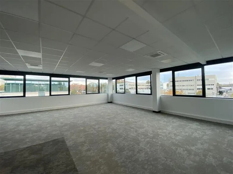 Bureau dans Villeneuve-la-Garenne à louer - Photo de l’immeuble – Image 3 sur 6