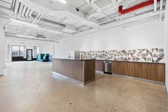 315 Meserole St, Brooklyn, NY à louer Photo intérieure– Image 2 sur 4