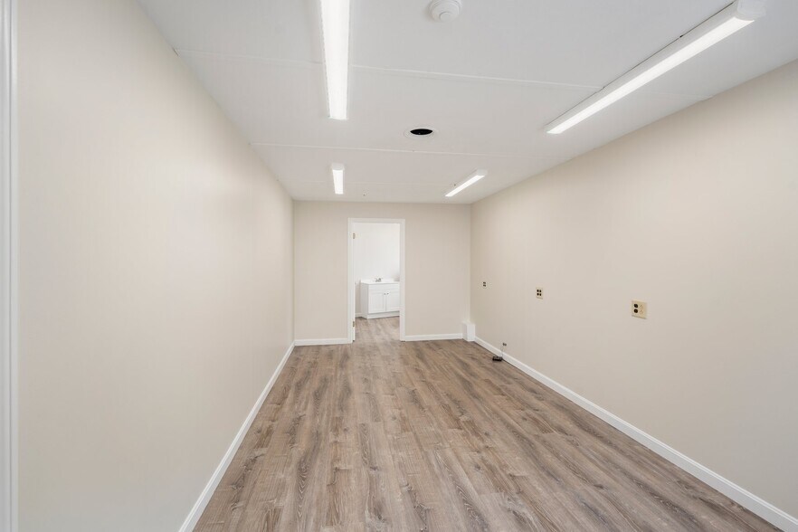 250 Manville rd, Woonsocket, RI à vendre - Photo de l’immeuble – Image 2 sur 9