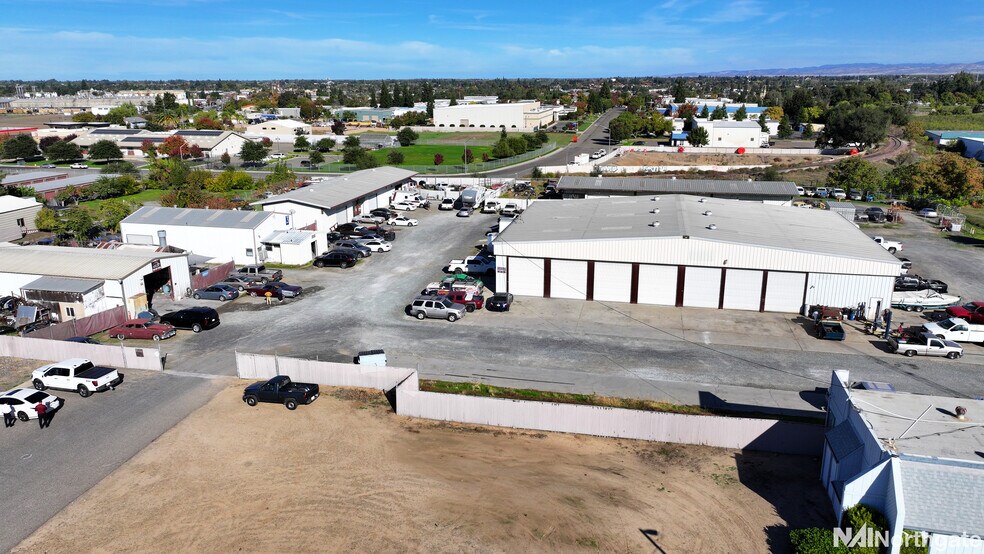 570 Armstrong Way, Oakdale, CA à vendre - Photo de l’immeuble – Image 2 sur 9