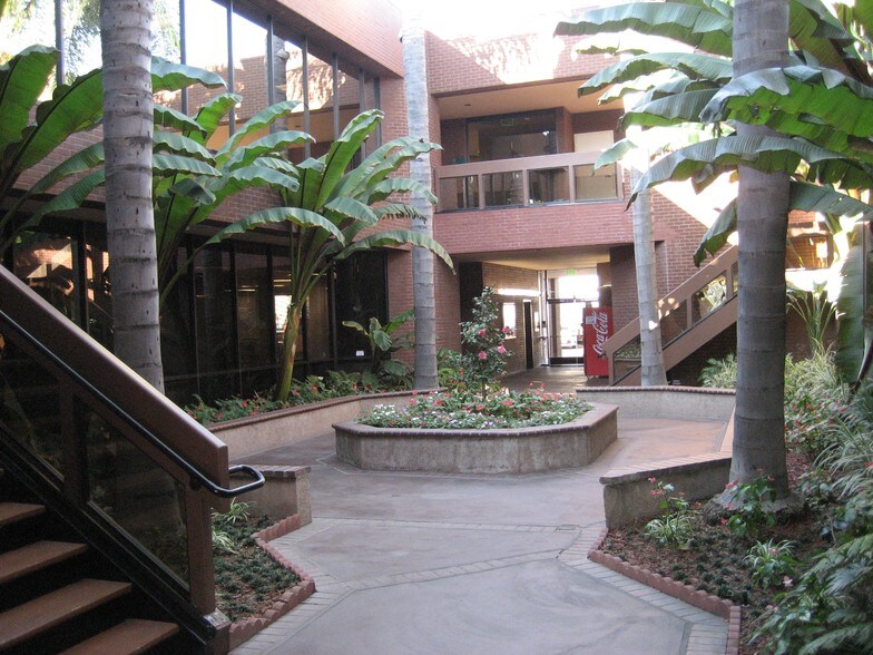 1801 E Edinger Ave, Santa Ana, CA à louer - Photo de l’immeuble – Image 3 sur 8