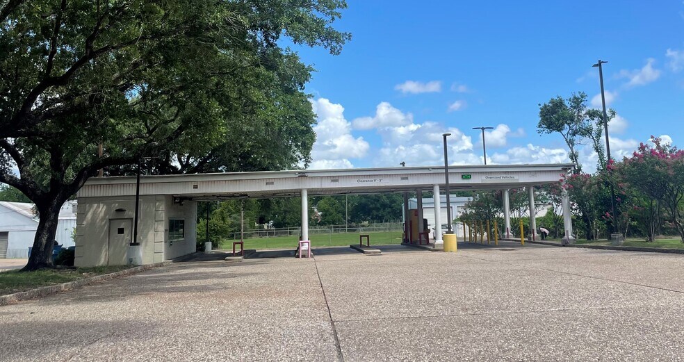 329 E Washington Ave, Navasota, TX à vendre - Photo de l’immeuble – Image 2 sur 2