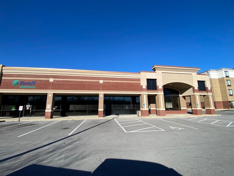 10001-10041 Forest Green Blvd, Louisville, KY à louer - Photo de l’immeuble – Image 3 sur 8