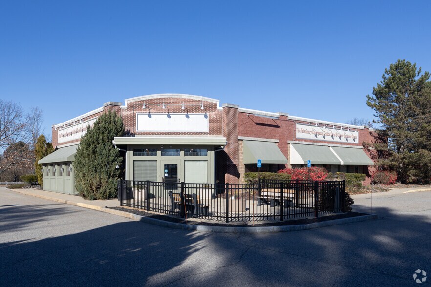 15 Piscataqua Dr, Newington, NH à louer - Photo de l’immeuble – Image 2 sur 2
