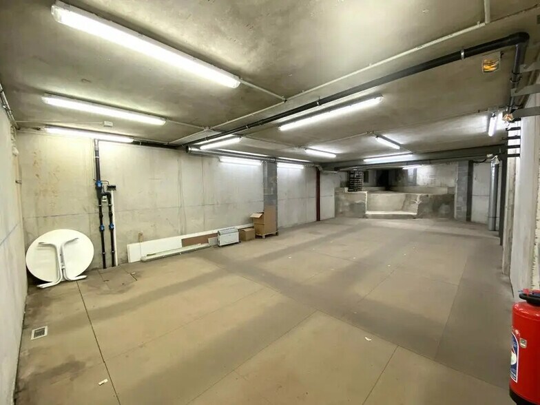 Industriel/Logistique dans Vallauris à louer - Photo de l’immeuble – Image 3 sur 11