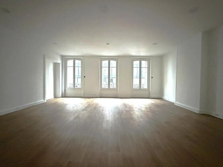 Bureau dans Paris à louer - Photo de l’immeuble – Image 2 sur 8