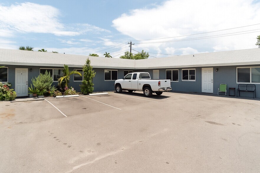 98 NE 36th Ct, Oakland Park, FL à vendre - Photo de l’immeuble – Image 2 sur 28