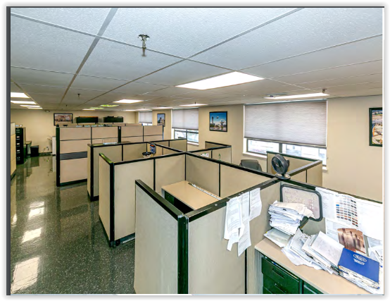 675 Main St, Westbury, NY à louer - Photo de l’immeuble – Image 2 sur 5