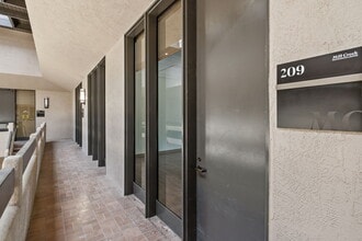 3120-3132 W Main St, Visalia, CA à louer Photo intérieure– Image 1 sur 16