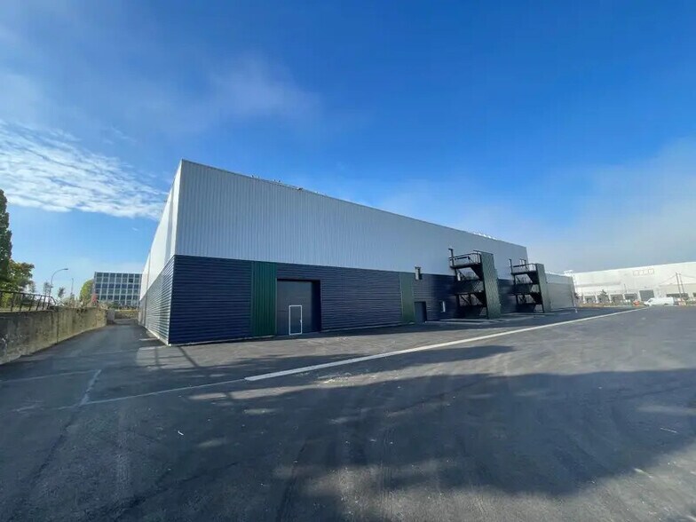 Local d’activités dans Petit-Couronne à louer - Photo de l’immeuble – Image 2 sur 19