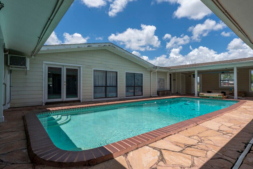 3345 E Austin St, Giddings, TX à vendre - Photo de l’immeuble – Image 3 sur 65