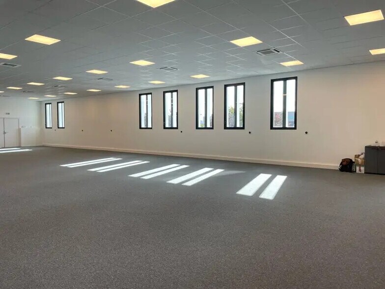 Bureau dans Argenteuil à louer - Photo de l’immeuble – Image 2 sur 12