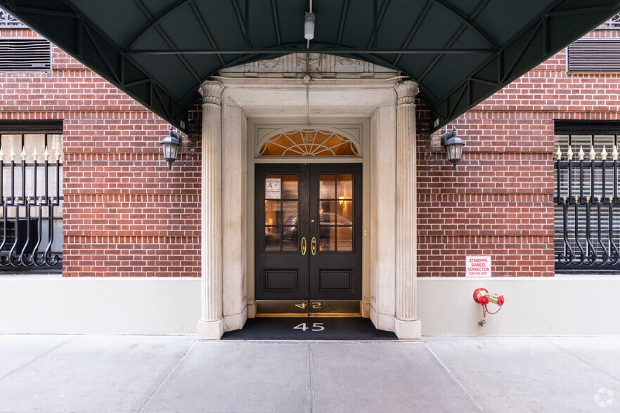 45 E 62nd St, New York, NY à vendre - Photo de l’immeuble – Image 2 sur 5