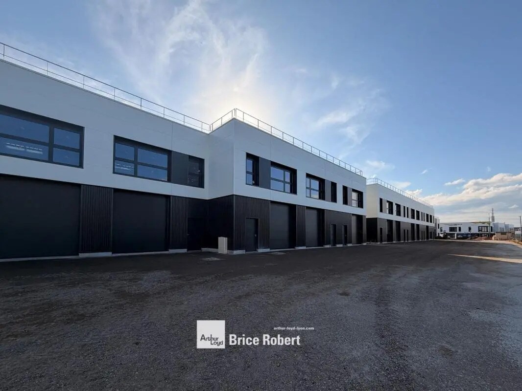 Local d’activités dans Décines-Charpieu à louer Photo de l’immeuble– Image 1 sur 12