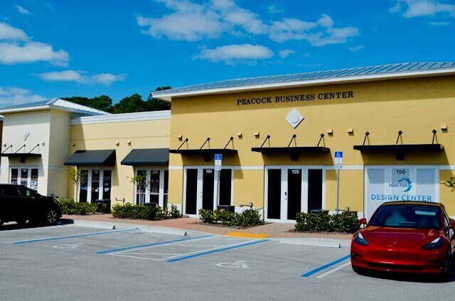 330 NW Enterprise Dr, Port Saint Lucie, FL à louer - Photo de l’immeuble – Image 2 sur 10