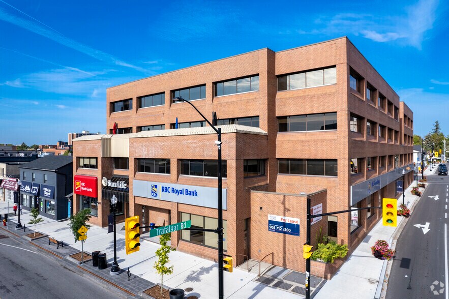 277 Lakeshore Rd E, Oakville, ON à louer - Photo de l’immeuble – Image 1 sur 6