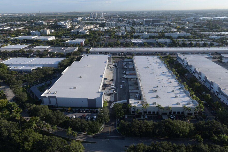 8305 NW 27th St, Doral, FL à louer - Photo de l’immeuble – Image 3 sur 8