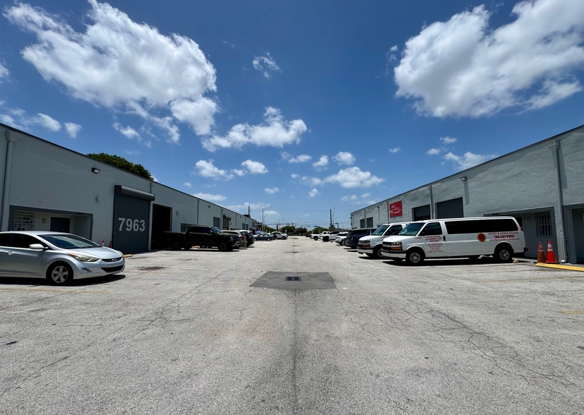 7975 W 28th Ave, Hialeah, FL à louer - Photo de l’immeuble – Image 1 sur 9