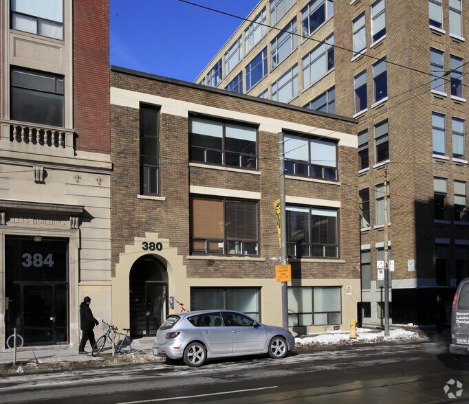 380 Adelaide St W, Toronto, ON à louer - Photo de l’immeuble – Image 2 sur 4