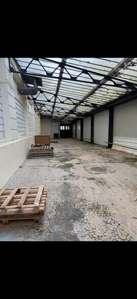 Local commercial dans Bobigny à louer - Photo de l’immeuble – Image 1 sur 7