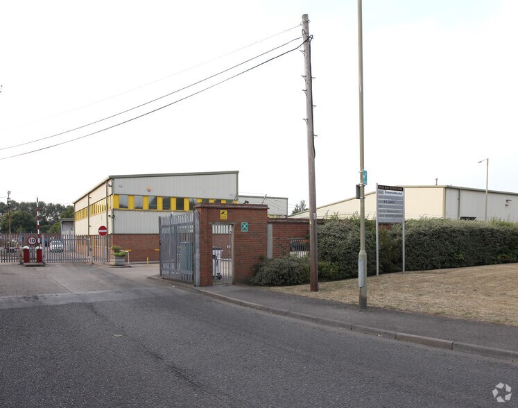 Mill Rd, Esher à louer - Photo principale – Image 1 sur 12
