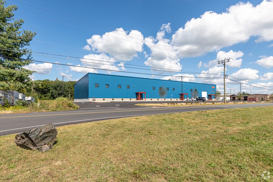 67 Nicholson Rd, East Granby, CT à louer - Photo de l’immeuble – Image 2 sur 4