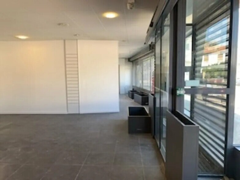 Local commercial dans Avignon à louer - Photo de l’immeuble – Image 3 sur 9