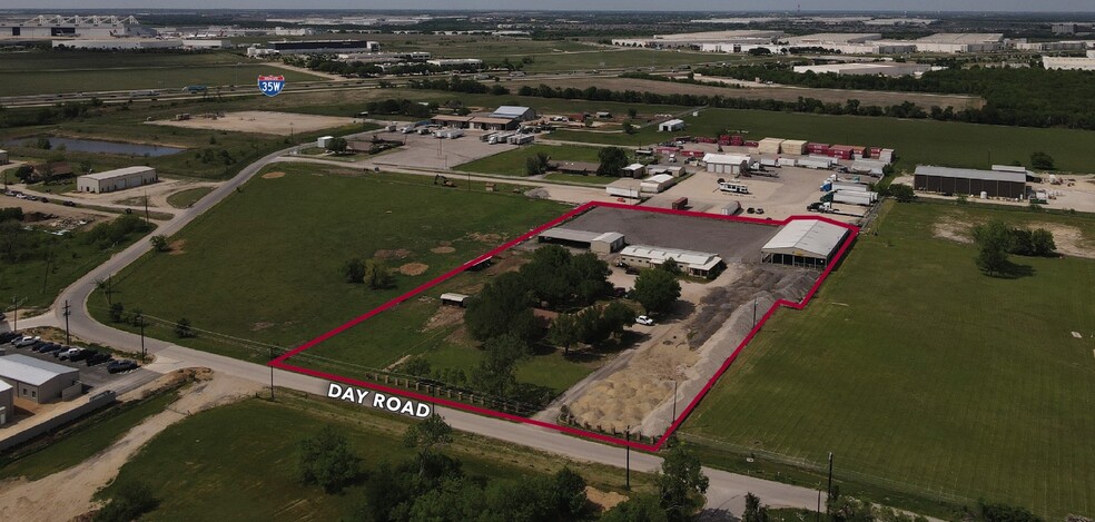 14314 Day Rd, Roanoke, TX à vendre - Photo de l’immeuble – Image 1 sur 8
