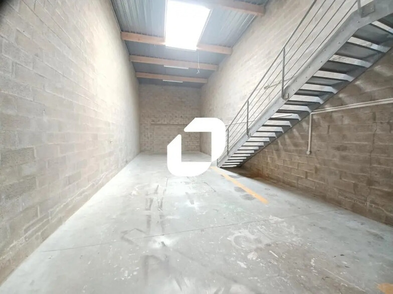 Local d’activités dans Ozoir-la-Ferrière à louer - Photo de l’immeuble – Image 2 sur 5