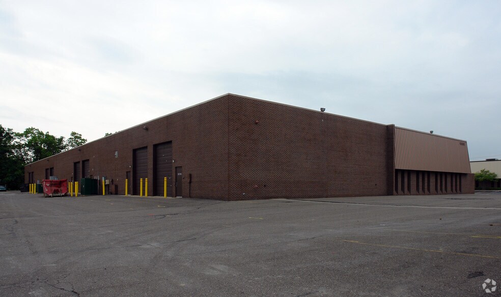 15101 Century Dr, Dearborn, MI à louer - Photo de l’immeuble – Image 2 sur 2