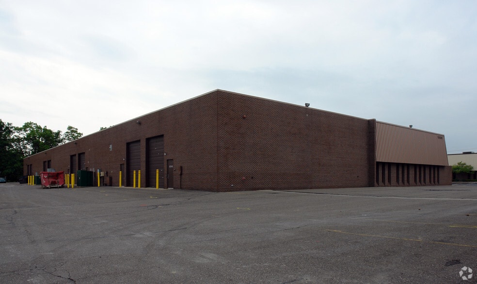 15101 Century Dr, Dearborn, MI à louer - Photo de l’immeuble – Image 3 sur 3