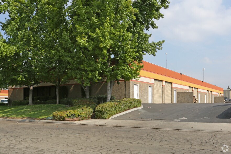 4720 W Jennifer Ave, Fresno, CA à louer - Photo de l’immeuble – Image 2 sur 3