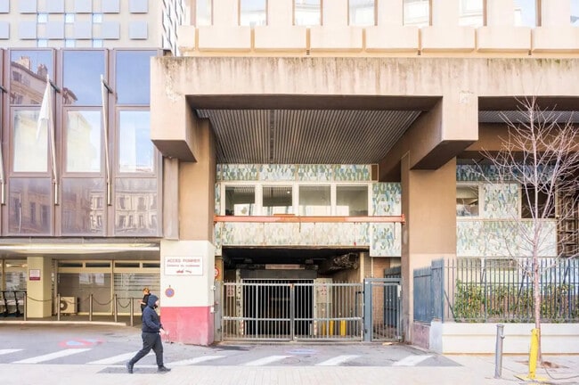 Plus de détails pour 2 Rue Henri Barbusse, Marseille - Bureau à vendre