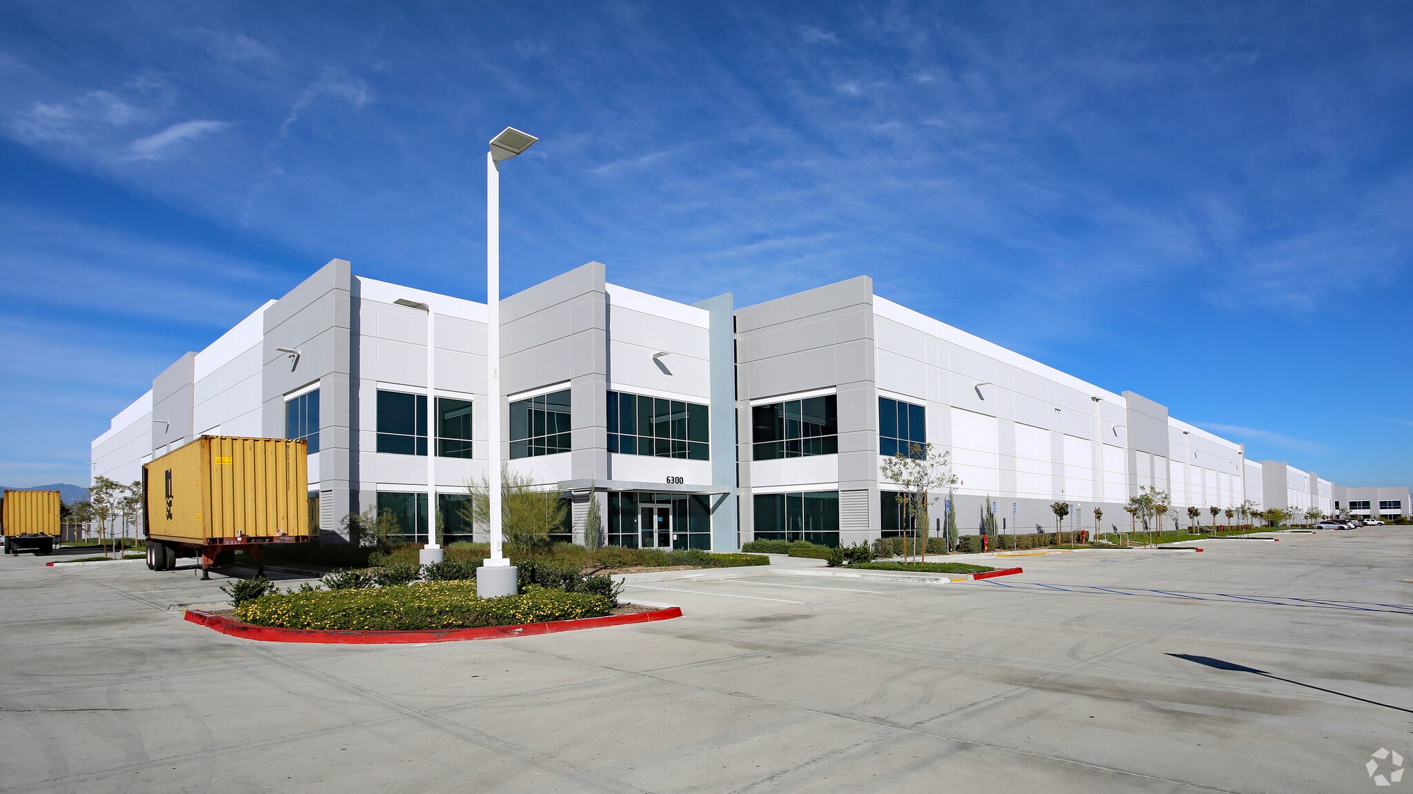 6300 Providence Way, Eastvale, CA à louer Photo de l’immeuble– Image 1 sur 6