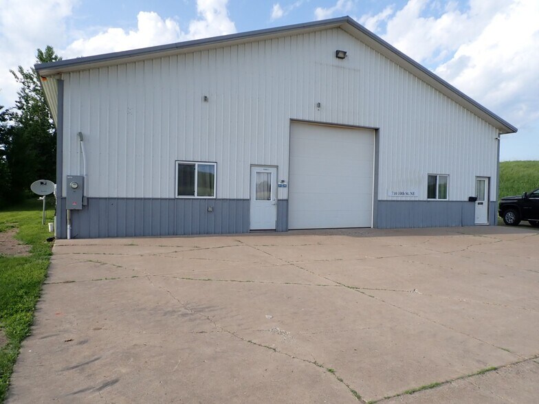 710 10th St NE, Milaca, MN à vendre - Photo de l’immeuble – Image 1 sur 12