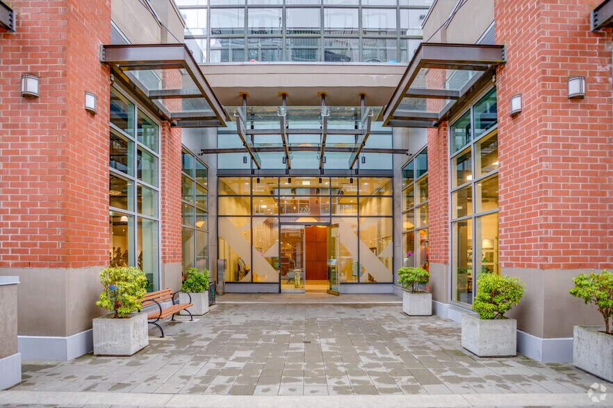 220 Brew St, Port Moody, BC à louer - Photo de l’immeuble – Image 3 sur 9
