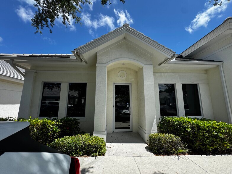 3447 Pine Ridge Rd, Naples, FL à louer - Photo de l’immeuble – Image 2 sur 12